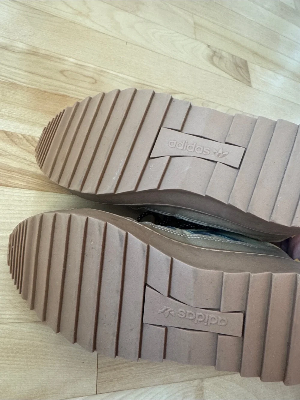 adidas Superstar Winter Trek Boot Oat Charcoal kids size 4 EUC!